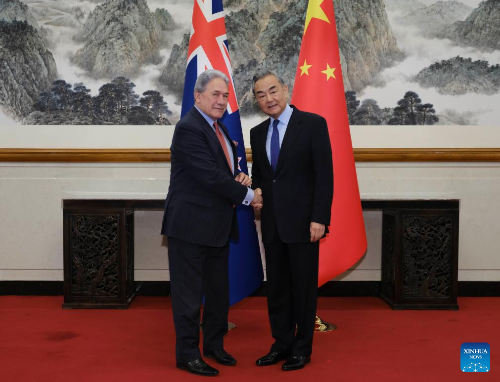 Chanceler chinês realiza conversas com vice-primeiro-ministro da Nova Zelândia