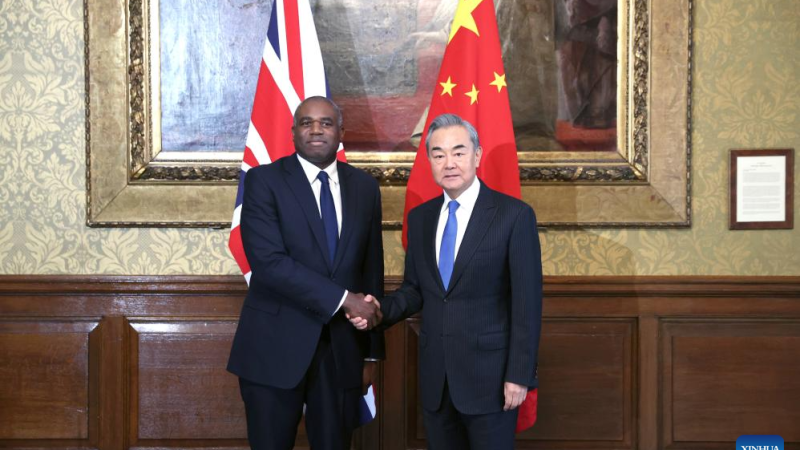 China e Reino Unido precisam fortalecer diálogo e comunicação, diz chanceler