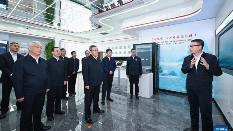 Primeiro-ministro chinês enfatiza avanço da inovação científica e tecnológica em áreas de fronteira e emergentes