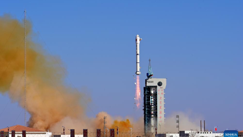 China lança dois novos satélites
