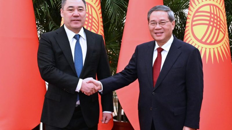 Primeiro-ministro chinês se reúne com presidente do Quirguistão em Beijing