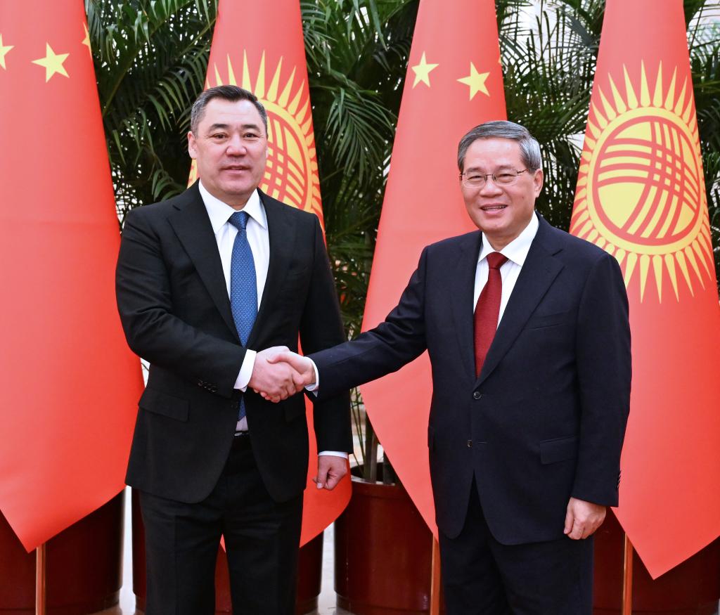 Primeiro-ministro chinês se reúne com presidente do Quirguistão em Beijing