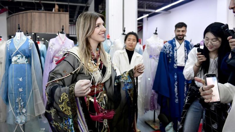 Trajes chineses antigos encontram seu lugar nos guarda-roupas globais