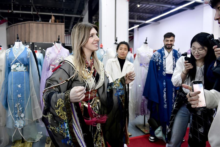 Trajes chineses antigos encontram seu lugar nos guarda-roupas globais