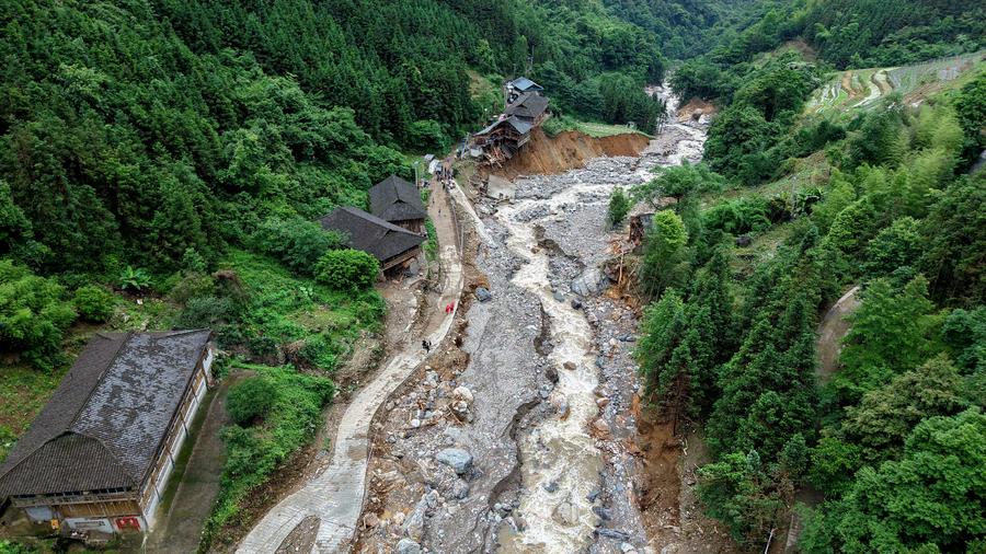 Oito mortos confirmados em enxurrada nas montanhas no sul da China
