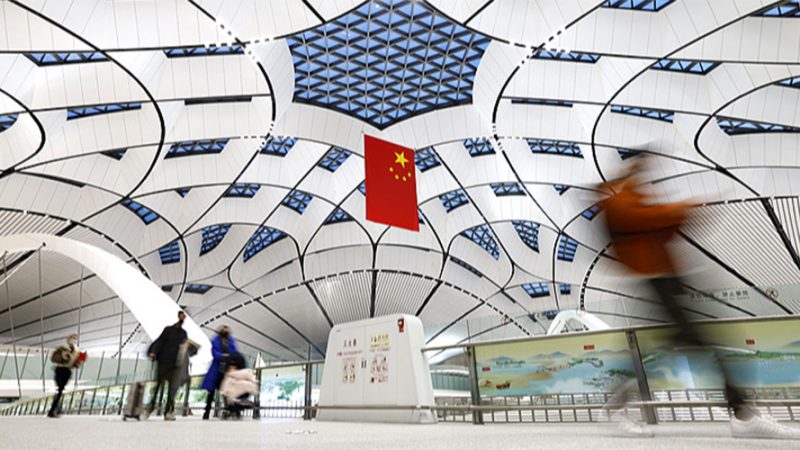 Aeroportos em Beijing batem recorde em reembolso de impostos para viajantes do exterior