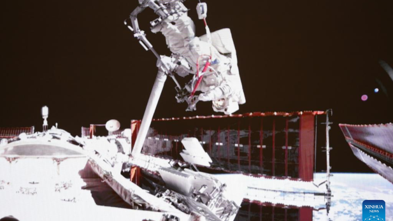 Astronautas da Shenzhou-20 completam primeira caminhada espacial