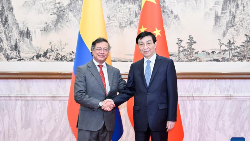 Mais alto conselheiro político da China reúne-se com presidente colombiano
