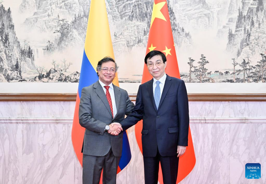 Mais alto conselheiro político da China reúne-se com presidente colombiano