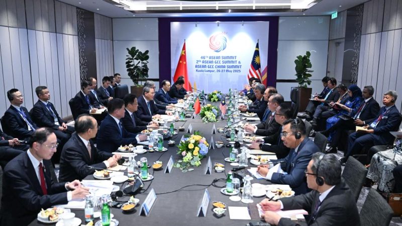 Primeiro-ministro chinês diz que China e Malásia devem inaugurar juntos novos “50 anos dourados” nas relações bilaterais