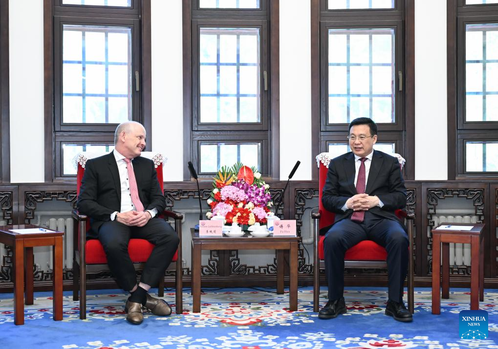 Presidente da Xinhua se encontra com fundador da Câmara de Comércio Dinamarquesa na China