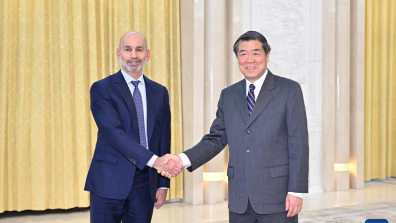 Vice-premiê chinês se reúne com presidente do comitê administrativo da Autoridade de Investimentos de Abu Dhabi