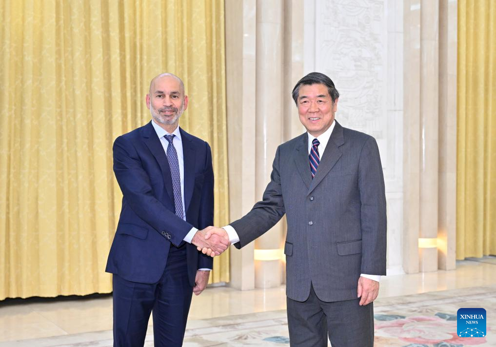 Vice-premiê chinês se reúne com presidente do comitê administrativo da Autoridade de Investimentos de Abu Dhabi