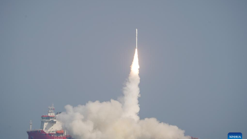 Foguete chinês CERES-1 lança novos satélites do mar