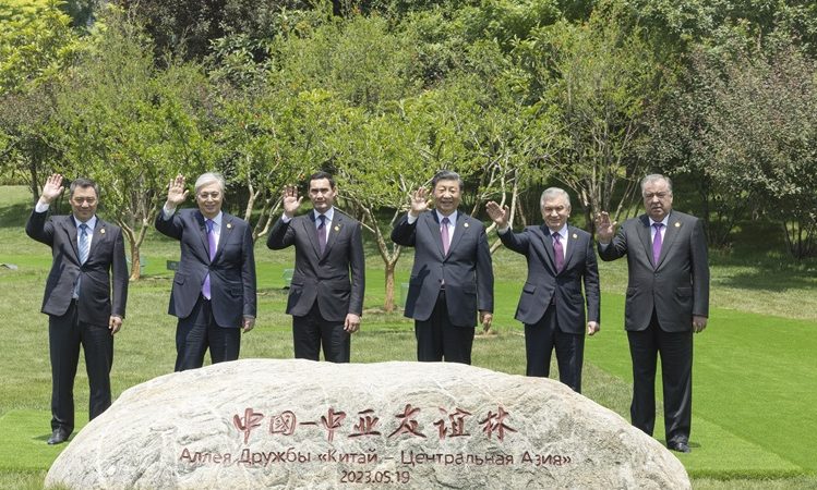 Ao longo da antiga Rota da Seda, Xi cultiva novos laços com a Ásia Central 