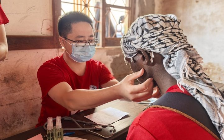 Médicos chineses levam consultas gratuitas a escolas na Guiné-Bissau