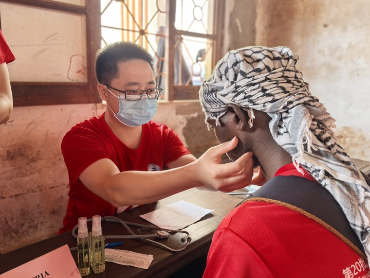 Médicos chineses levam consultas gratuitas a escolas na Guiné-Bissau