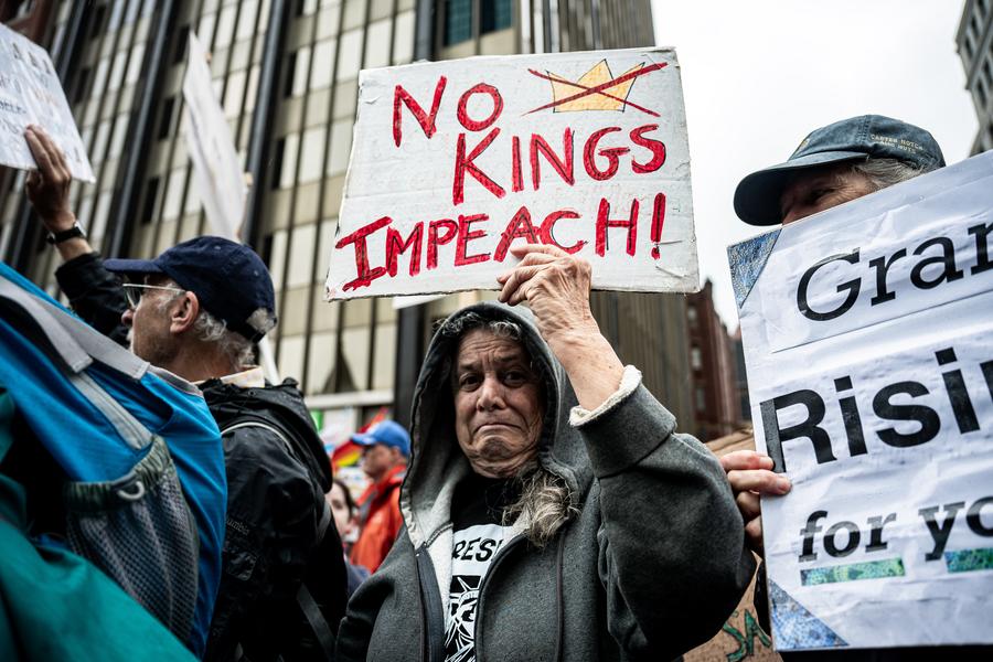 Desfile militar em meio aos protestos “Sem Reis” reflete distorção da democracia americana
