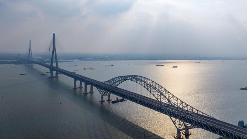 Maior ponte estaiada do mundo em vão é submetida a testes de carga