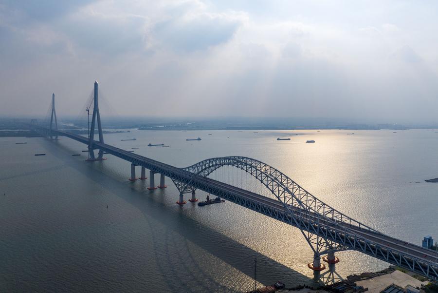 Maior ponte estaiada do mundo em vão é submetida a testes de carga