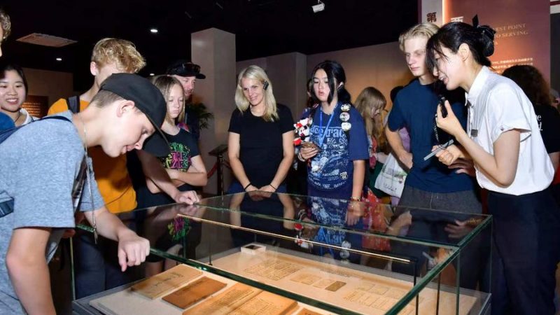 Jovens americanos exploram amizade histórica entre China e EUA no Museu Stilwell
