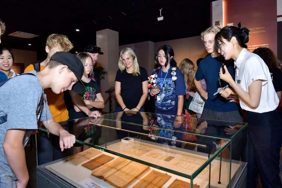Jovens americanos exploram amizade histórica entre China e EUA no Museu Stilwell