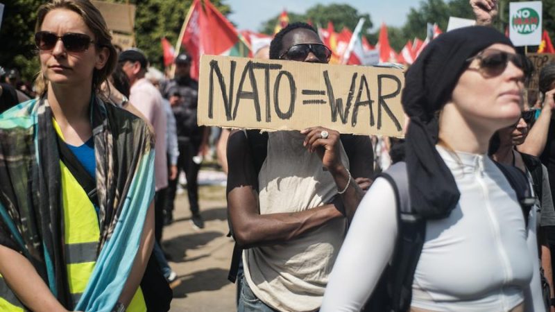 “Queremos moradia, não tanques”: milhares protestam contra expansão da OTAN em Haia