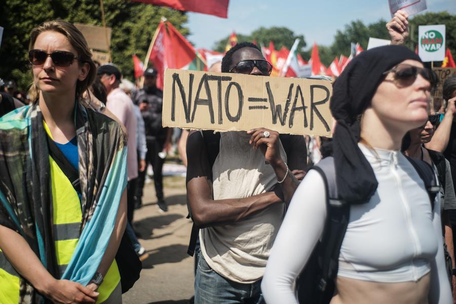 “Queremos moradia, não tanques”: milhares protestam contra expansão da OTAN em Haia