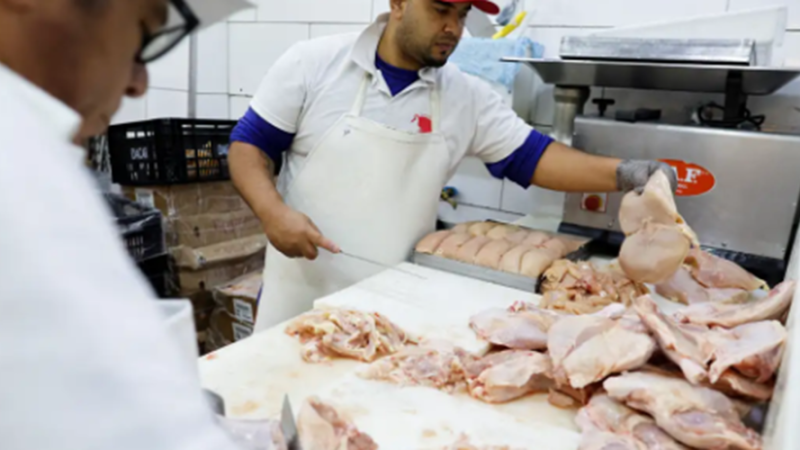 Brasil anuncia que 17 países suspenderam restrições à importação de frango após caso de gripe aviária