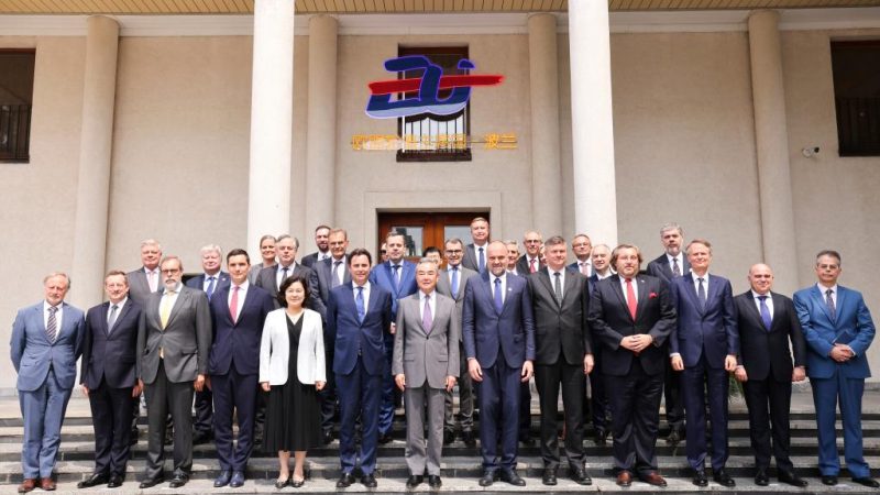 Ministro das Relações Exteriores da China reúne-se com enviados da UE e de seus Estados-membros