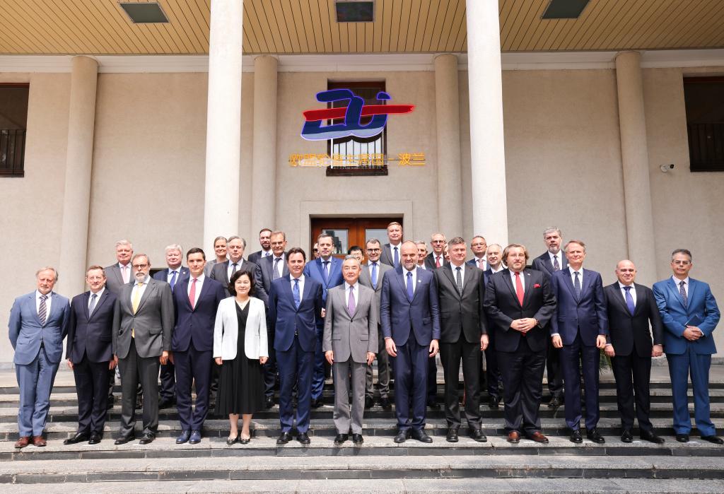 Ministro das Relações Exteriores da China reúne-se com enviados da UE e de seus Estados-membros