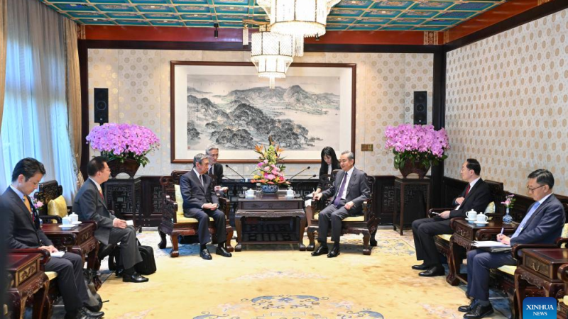 Principal diplomata chinês reúne-se com presidente da associação comercial japonesa