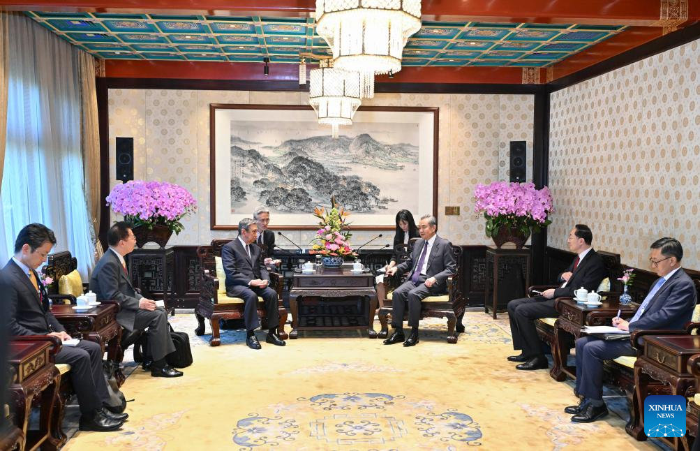 Principal diplomata chinês reúne-se com presidente da associação comercial japonesa