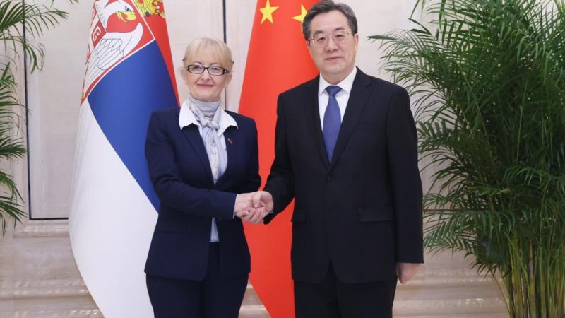 Vice-premiê chinês reúne-se com convidados estrangeiros participantes da conferência do Cinturão e Rota