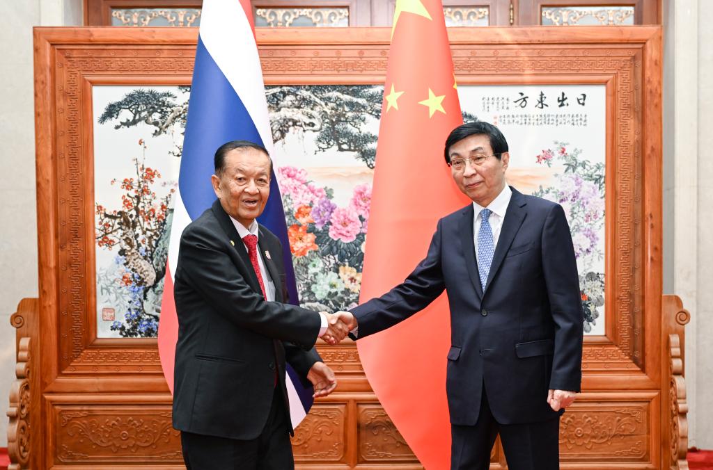 Principal conselheiro político chinês se reúne com presidente da Assembleia Nacional da Tailândia