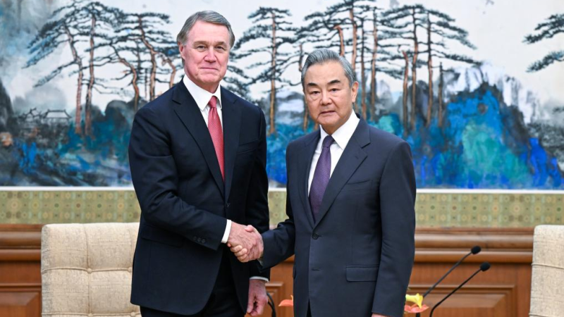 Principal diplomata chinês reúne-se com embaixador dos EUA e espera que o último promova laços bilaterais saudáveis, estáveis e sustentáveis