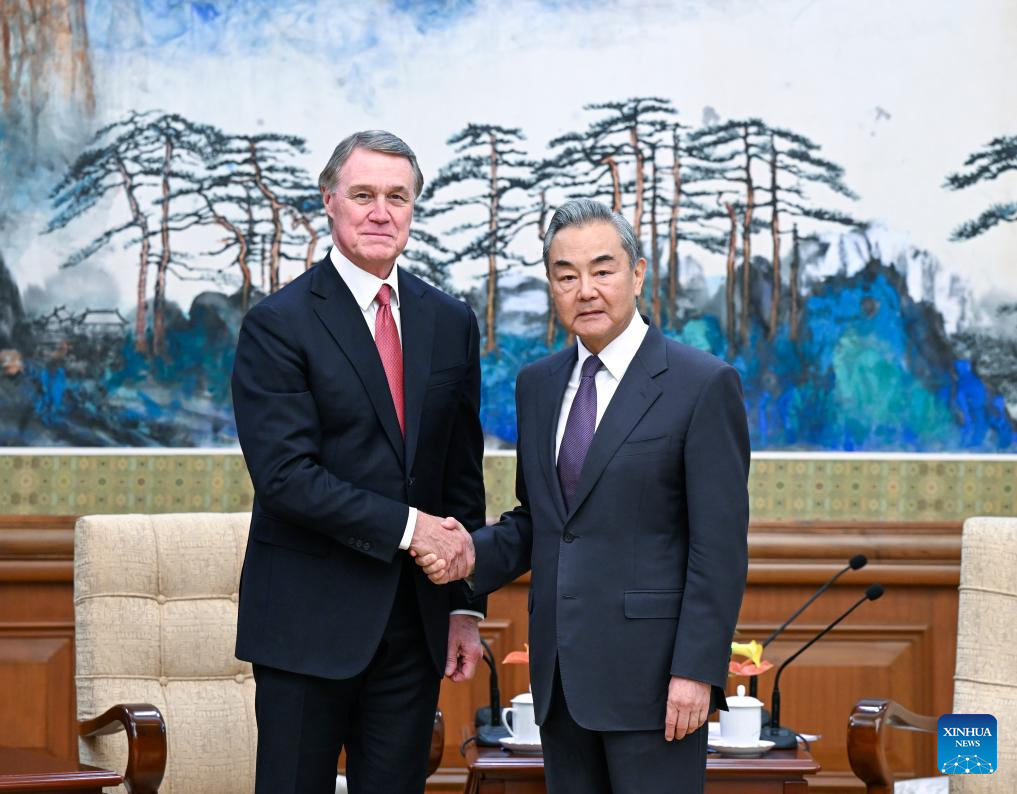 Principal diplomata chinês reúne-se com embaixador dos EUA e espera que o último promova laços bilaterais saudáveis, estáveis e sustentáveis