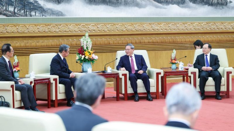 Premiê chinês reúne-se com delegação empresarial do Japão