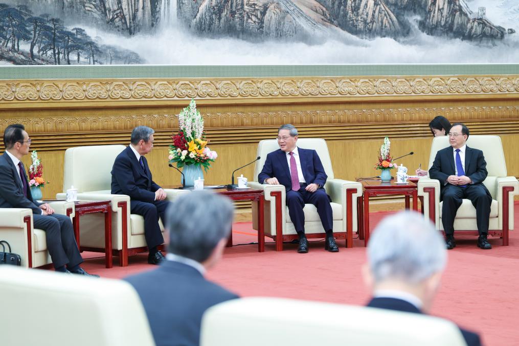 Premiê chinês reúne-se com delegação empresarial do Japão