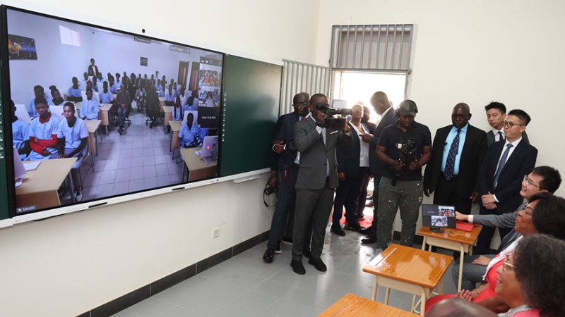 Sala de aula inteligente patrocinada pela Huawei inaugurada na capital de Angola