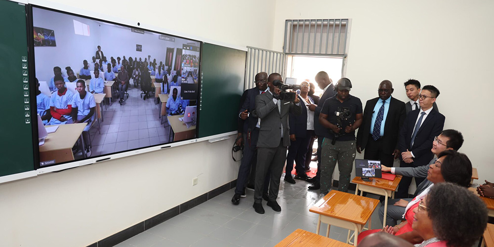 Sala de aula inteligente patrocinada pela Huawei inaugurada na capital de Angola
