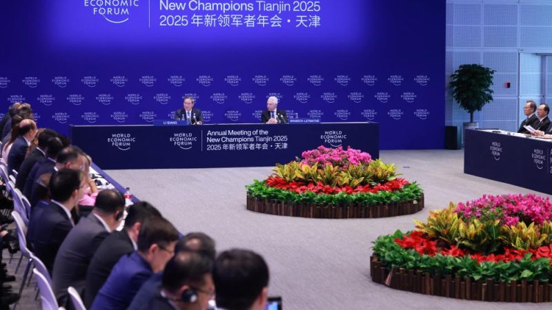 Premiê chinês troca ideias com empresários no Davos de Verão