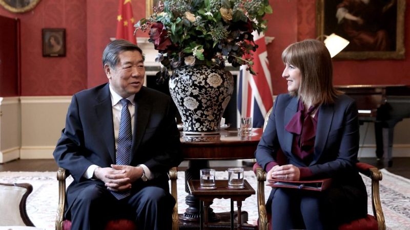 Vice-premiê chinês reúne-se com chanceler britânica do Tesouro sobre cooperação econômica e financeira