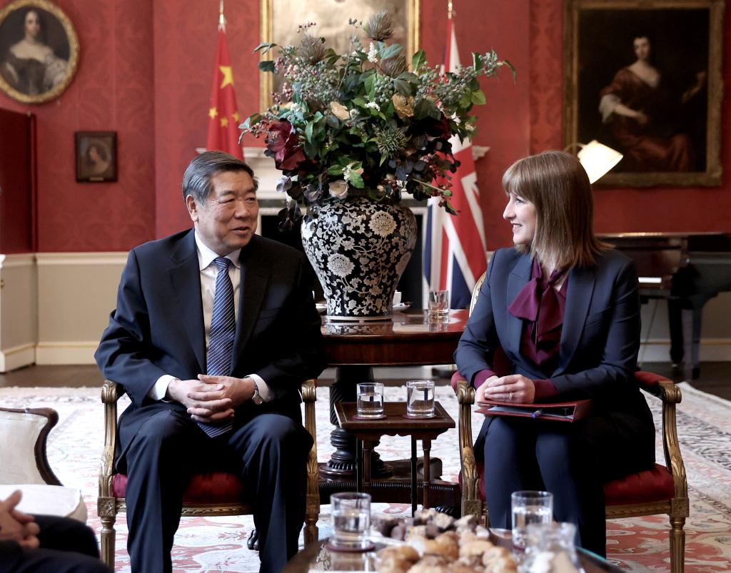 Vice-premiê chinês reúne-se com chanceler britânica do Tesouro sobre cooperação econômica e financeira