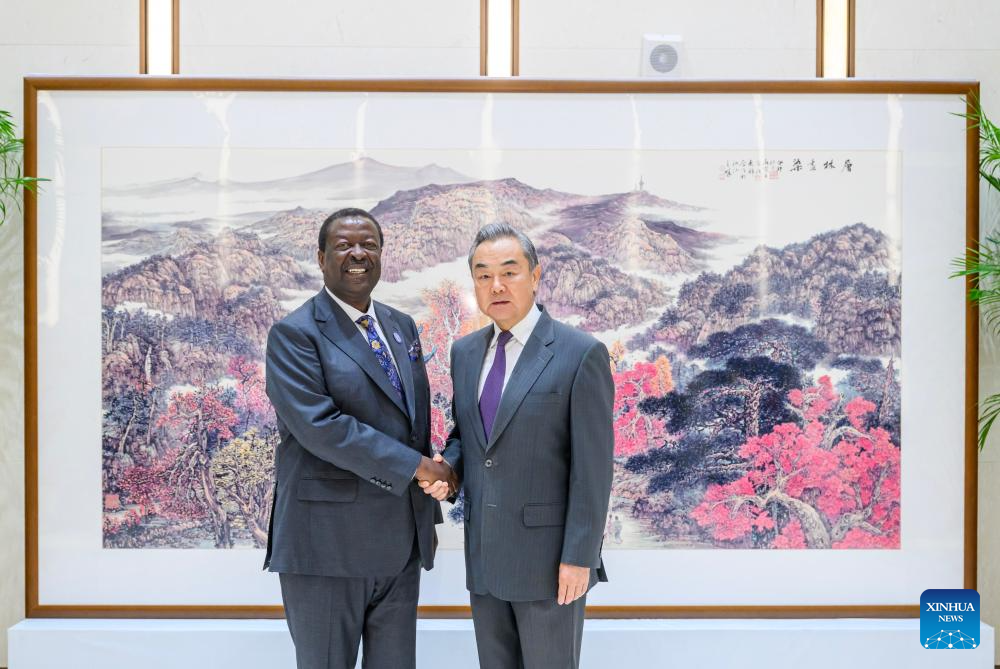 Mais alto diplomata da China reúne-se com ministros das Relações Exteriores africanos