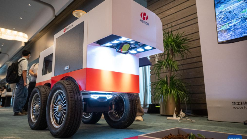 Empresa chinesa lança robô inteligente de capina a laser