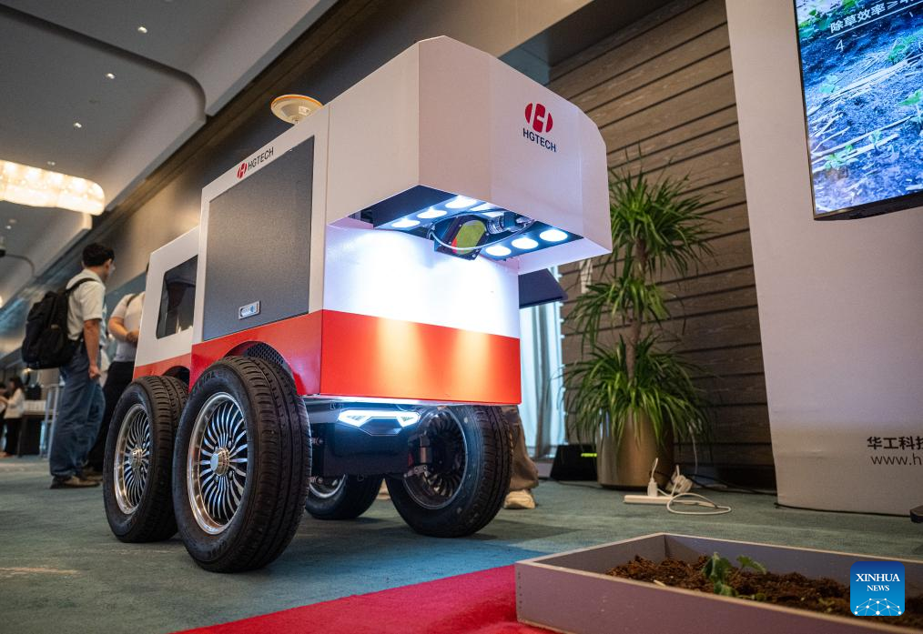 Empresa chinesa lança robô inteligente de capina a laser