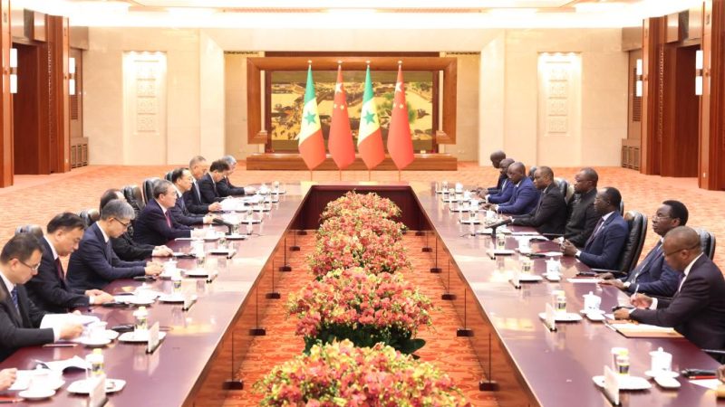 Premiê chinês reúne-se com seu homólogo senegalês
