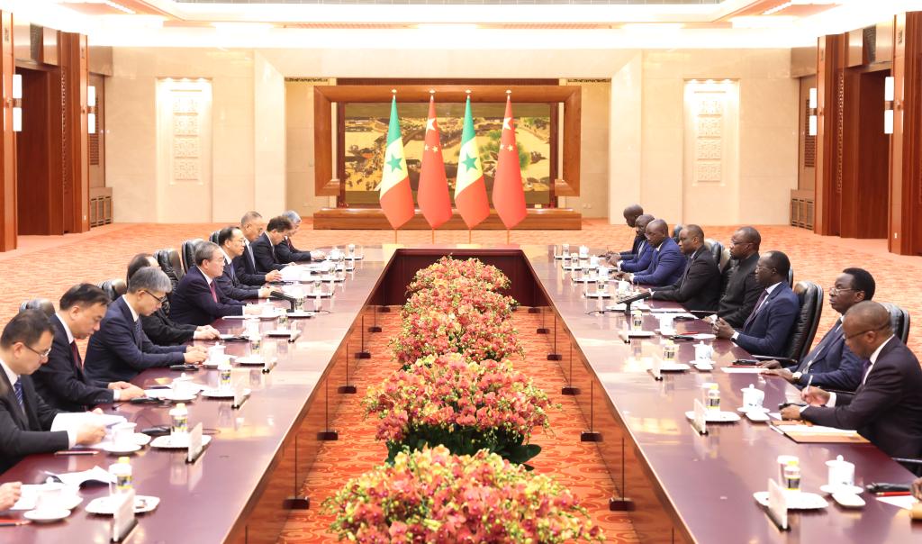 Premiê chinês reúne-se com seu homólogo senegalês