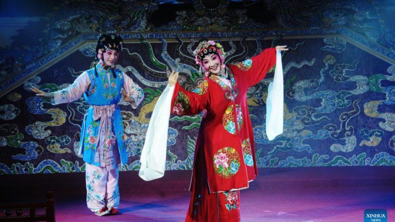 Apresentação de ópera chinesa traz intercâmbio cultural para o Vietnã Central
